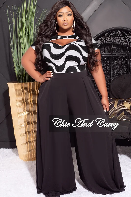 Final Sale Plus Size Short Sleeve Top with Front Cutout in Black and WhiteKnit Shirt